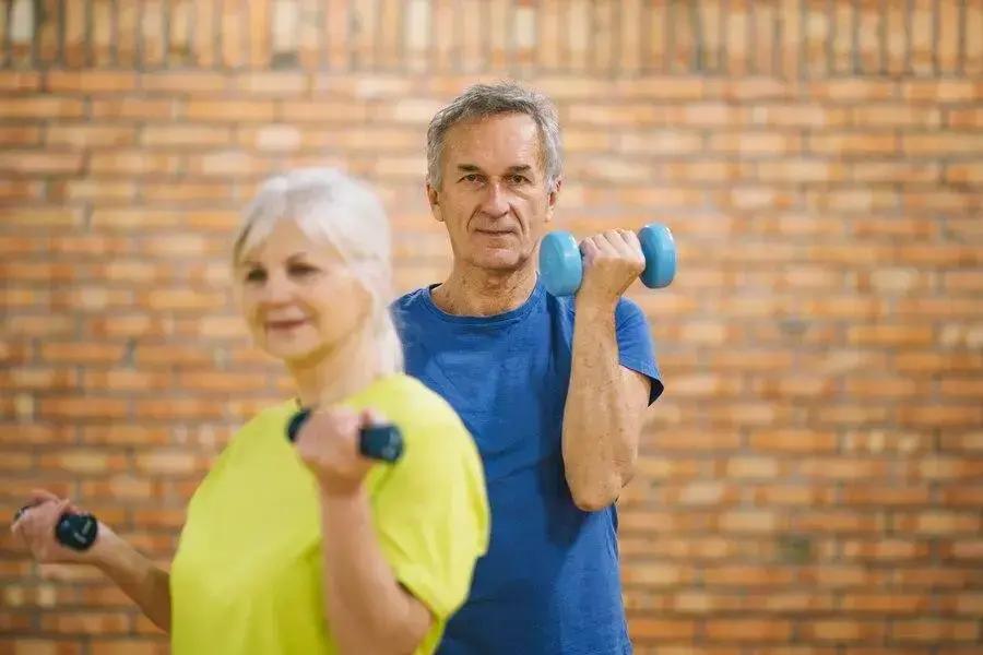 Treino de musculação para idosos: guia prático e eficaz