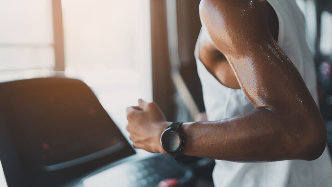 Samsung anuncia estudo inédito com Galaxy Watch que prevê desmaios por IA até 5 minutos antes