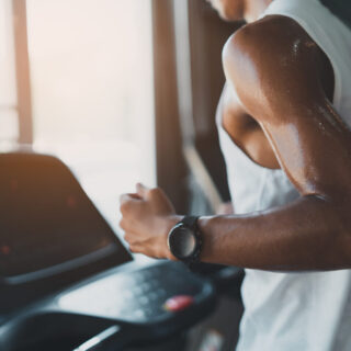 Samsung anuncia estudo inédito com Galaxy Watch que prevê desmaios por IA até 5 minutos antes