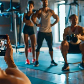 10 regras de celular em academia que adultos não deveriam precisar ler